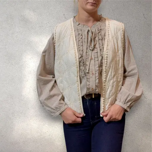 Blouse rayée beige à col volanté 