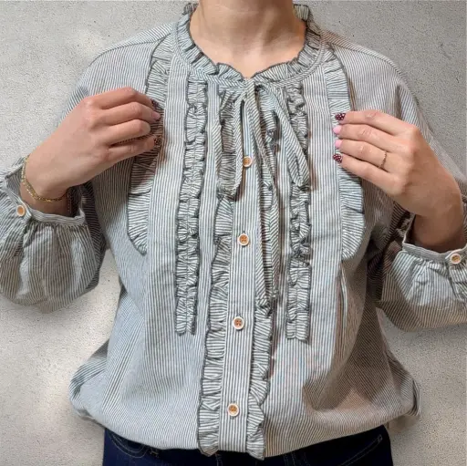 Blouse rayée grise à col volanté